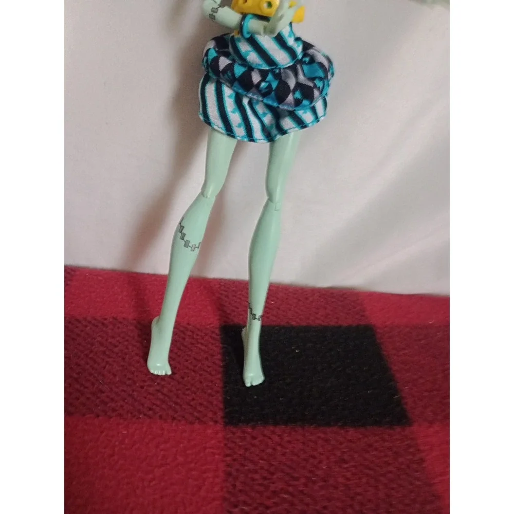 Monster High Frankie Stein Picture Day Doll Mattel 2012 w/Earrings Dress Belt